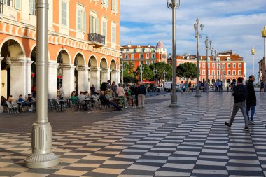 Nice, Fransa - 25 Nisan 2023 Massena Meydanı 'ndaki binalar, şehrin ana meydanı. Çok fazla yaya trafiği var ve dışarıda kafeler ve restoranlar var.