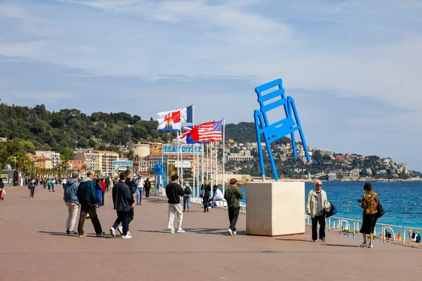 ニース フランス 2023年4月21日 多くの人々が海辺の遊歩道の断片にここに表示されている地中海の海岸に沿って歩く — ストック写真
