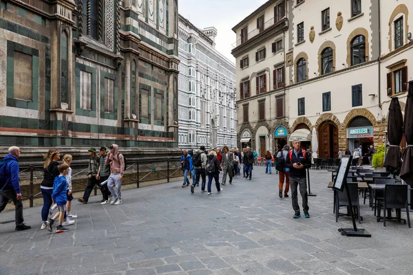 意大利佛罗伦萨 2023年4月13日 圣母玛利亚大教堂外 圣玛丽亚 德尔菲奥雷大殿 在附近的建筑物里可以看到行人 — 图库照片