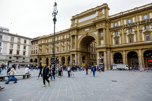 Florencja Włochy Kwietnia 2023 Budynek Bramą Łukową Stanowi Front Piazza — Zdjęcie stockowe