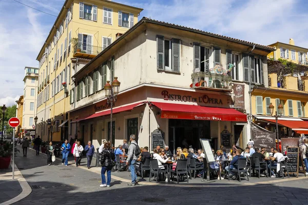 프랑스 2023 니스의 거리의 교차로에 사람들 레스토랑의 제안을 이용합니다 — 스톡 사진