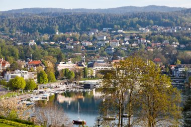 Velden Am Worthersee, Avusturya - 5 Mayıs 2023: Worthersee Gölü 'ndeki küçük kasabanın genel görünümü. Güzel doğanın ve gölün yakınlığı burayı harika bir tatil yeri yapıyor.