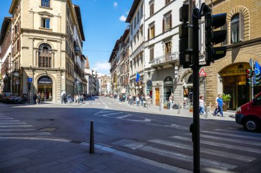 Florence, İtalya - 19 Nisan 2023: Apartmanlı şehir manzarası, şehir caddelerinin kesişmesi ve yaya geçidi. Kaldırımlarda bir sürü insan var.