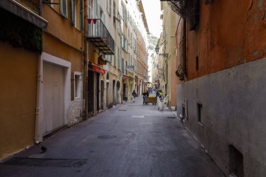 Nice, Fransa - 21 Nisan 2023: Şehrin eski kesimindeki bu neredeyse boş, gölgeli cadde, turistler tarafından nadiren ziyaret ediliyor gibi görünüyor..