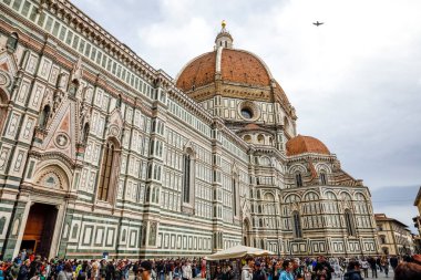 Floransa, İtalya - 13 Nisan 2023: Çiçeklerin Aziz Mary Katedrali, Cattedrale di Santa Maria del Fiore, Duomo di Firenze. Gezmek için kuyrukta bekleyen bir kalabalık görülebilir.