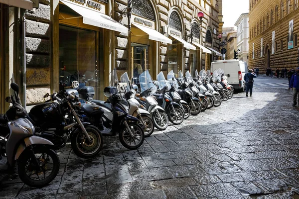 Florencja Włochy Kwietnia 2023 Wiele Skuterów Które Zostały Zaparkowane Pod — Zdjęcie stockowe