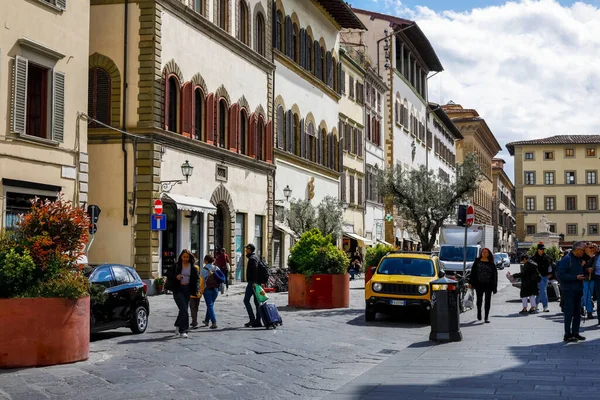 Florencja Włochy Kwietnia 2023 Wąskiej Ulicy Gdzie Jeżdżą Samochody Znajdują — Zdjęcie stockowe