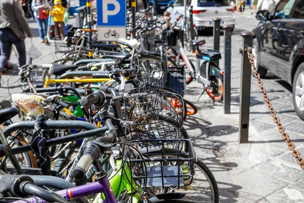 피렌체 이탈리아 2023 브랜드와 조건의 자전거가 차량을 공간에 밀집되었다 자전거 — 스톡 사진