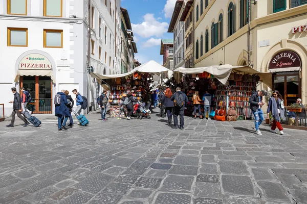 Florencja Włochy Kwietnia 2023 Wejście Ulicę Handlową Niezliczonymi Straganami Różnymi — Zdjęcie stockowe
