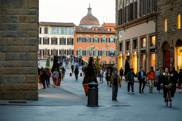 Florencja Włochy Kwietnia 2023 Widok Piazza Santa Trinita Kierunku Ponte — Zdjęcie stockowe