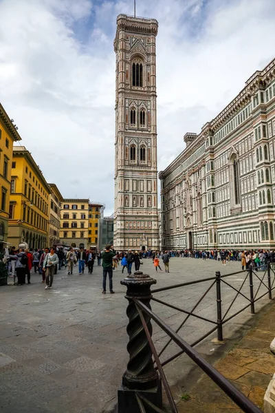 Florencja Włochy Kwietnia 2023 Placu Pomiędzy Budynkami Mieszkalnymi Katedrą Santa — Zdjęcie stockowe