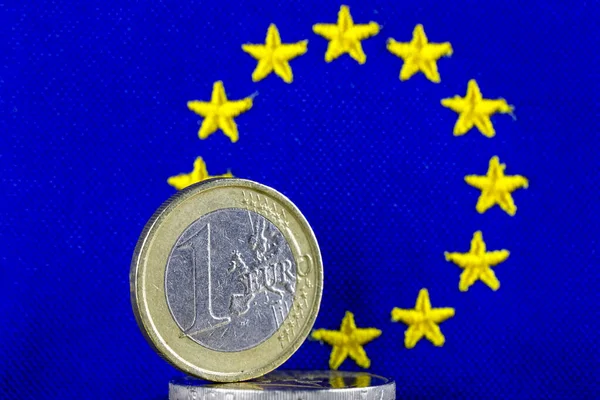 Zde Zobrazené Mince Jsou Měnou Evropské Unie Vyobrazenou Proti Modré — Stock fotografie