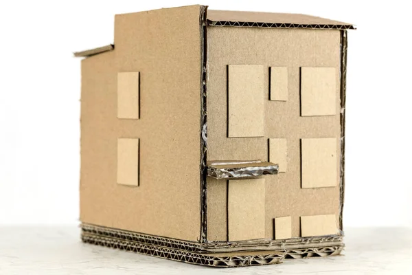 房子模型是由纸板制成的 回收的包装材料已被用来手工制作这种分离的房子模型 — 图库照片