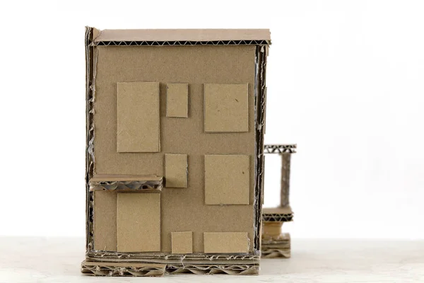 段ボール製の家モデル この戸建住宅モデルを手作りするためにリサイクル包装材が使用されています — ストック写真