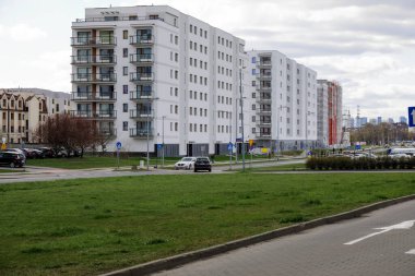 Varşova, Polonya - 3 Nisan 2023: Praga Poludnie bölgesinin genişleyen kısmında yer alan çok katlı, çağdaş çok katlı apartmanlar, Goclaw konutları