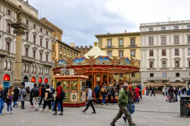 Floransa, İtalya - 13 Nisan 2023: Piazza della β bblica manzarası. Atlıkarıncanın çalıştığı bu meydan, turistler ve yerel halk tarafından sık sık ziyaret ediliyor.