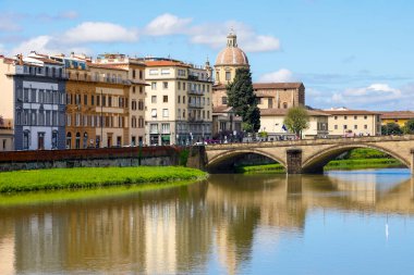 Floransa, İtalya - 15 Nisan 2023: Ponte alla Carraia, Arno nehri boyunca uzanan kemerli bir köprü ve Cestello 'da San Frediano var.