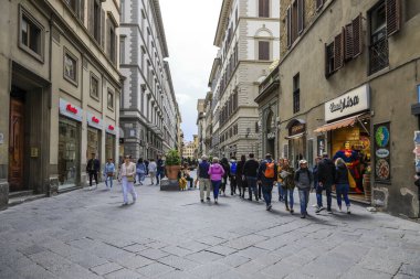 Floransa, İtalya - 13 Nisan 2023: Her iki tarafında büyük binaları olan eski bir şehrin şehir caddesi. Artık bu sokakta çok fazla insan yok.