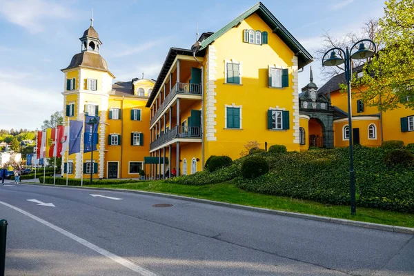 Velden Worthersee Áustria Maio 2023 Edifício Com Fachada Amarela Portadas — Fotografia de Stock