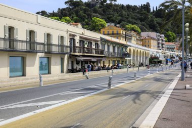 Nice, Fransa - 22 Nisan 2023: Les Ponchettes, yerel tarihi olan küçük evler, bugünlerde burası yerel kültür ve gastronomiyi birleştiriyor. Deniz kenarındaki eski bir kasabada yer almaktadır..