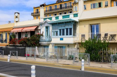 Nice, Fransa - 22 Nisan 2023: Les Ponchettes, yerel tarihi olan küçük evler, bugünlerde burası yerel kültür ve gastronomiyi birleştiriyor. Deniz kenarındaki eski bir kasabada yer almaktadır..