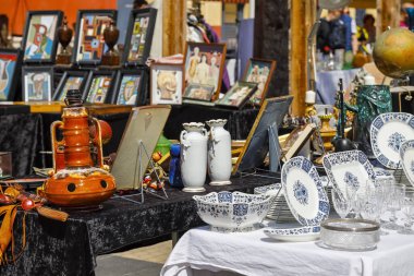 Nice, Fransa - 24 Nisan 2023: Birçok eski porselen eşya, cam eşyalar ve diğer eşyalar Cours Saleya olarak bilinen ünlü bit pazarındaki tezgahlardan birinde satılığa çıkarıldı..