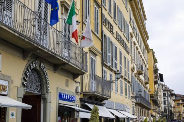 Floransa, İtalya - 14 Nisan 2023: Otelin bulunduğu tarihi binaların ön cephelerinin üst kısmı, binalardan birinin üzerindeki bir yazıyla duyuruldu