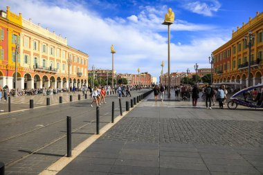 Güzel, Fransa - 24 Nisan 2023 Massena Meydanı boyunca şehrin ana meydanı. Çok fazla yaya trafiği var ve tramvay rayları da görsel.