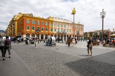 Güzel, Fransa - 21 Nisan 2023 Massena Meydanı boyunca şehrin ana meydanı. Meydanda çok fazla yaya ve tramvay trafiği var.