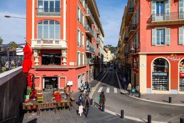 Nice, Fransa - 21 Nisan 2023: Massena Meydanı 'ndaki binalar, şehrin ana meydanı. Dar cadde burada, binaların arasında, eski kasabanın merkezine doğru gidiyor.