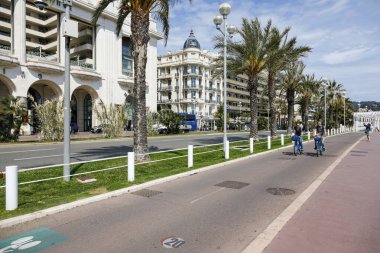 Nice, Fransa - 21 Nisan 2023: Seafront Promenade des Anglais, buraya gelen turistler ve sakinler için yürümek, bisiklete binmek ve dinlenmek için mükemmel bir yer..