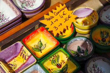 Güzel, Fransa - 23 Nisan 2023: Cours Saleya adındaki tanınmış pazarın ticaret gününde renkli seramik kaseler tezgahlardan birinde satışta..