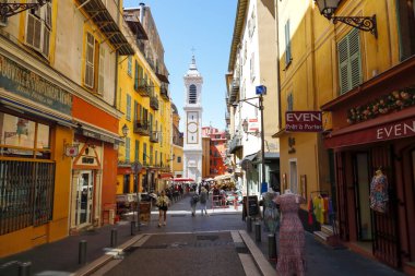 Nice, Fransa - 25 Nisan 2023: Eski kasabadaki tarihi yerleşim yerleri. Gerek turistler gerekse halk, kentin eski kesiminde çok sayıda restoran, kafe ve mağaza bulacaklar.