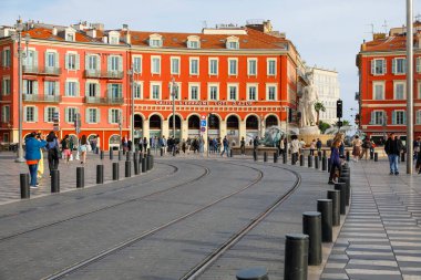 Güzel, Fransa - 22 Nisan 2023 Massena Meydanı boyunca şehrin ana meydanı. Meydanda çok fazla yaya ve tramvay trafiği var.