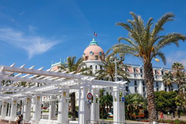 Güzel, Fransa - 26 Nisan 2023 Pergola 'nın arkasında, Promenade des Anglais' in diğer tarafında ünlü efsanevi Negresc Oteli 'nin bir parçasını görebilirsiniz.
