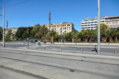 Güzel, Fransa - 24 Nisan 2023: gezinti güvertesi boyunca görülebilir binalar var. Tramvay rayları ve neredeyse hiç trafik olmayan bir sokak da var.