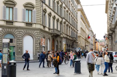 Floransa, İtalya - 18 Nisan 2023: Tarihi binaları gösteren şehir sahnesi. Orada bir sürü insan yürüyor..