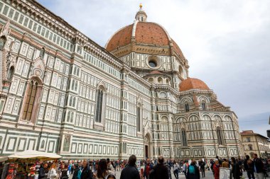 Floransa, İtalya - 13 Nisan 2023: Çiçeklerin Aziz Mary Katedrali, Cattedrale di Santa Maria del Fiore, Duomo di Firenze. Katedrali ziyaret etmek için bekleyen kalabalığı görebilirsiniz.