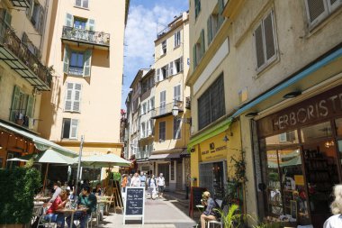 Nice, Fransa - 25 Nisan 2023: Eski kasabadaki tarihi yerleşim yerleri. Gerek turistler gerekse halk, kentin eski kesiminde çok sayıda restoran, kafe ve mağaza bulacaklar.
