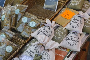 Nice, Fransa - 23 Nisan 2023: Nice 'teki Cours Saleya pazarında satışa sunulan Provencal otlarla dolu keselerin çeşitliliği