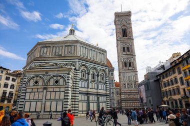 Floransa, İtalya - 18 Nisan 2023: Birçok kişi Florence Baptistery ve Duomo Floransa Katedrali 'nin etrafındaki meydanda yürüyor. Turistler tarafından en çok ziyaret edilen yerlerden biri.