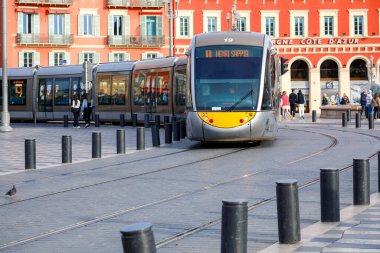 Güzel, Fransa - 22 Nisan 2023: şehri gezen modern tramvay. Massena Meydanı 'nda yürüyen insanlar var.