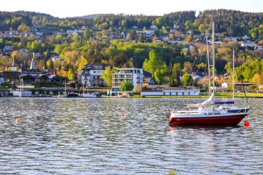 Velden Am Worthersee, Avusturya - 4 Mayıs 2023: Göl manzaralı. Güzel doğa burayı harika bir tatil yeri yapıyor..