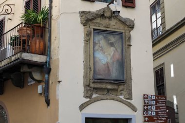 Floransa, İtalya - 16 Nisan 2023: Binanın duvarında şehrin tarihi merkezinde görülebilen küçük bir türbe var.