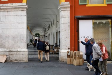 Nice, Fransa - 21 Nisan 2023 Atari salonu, Place Massena 'daki binanın bir bölümü ve orada yürüyen insanlar. 