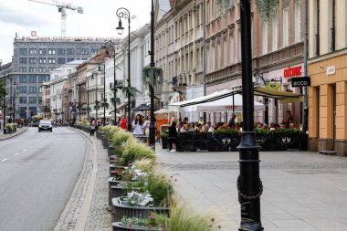 Varşova, Polonya - 19 Temmuz 2023: 18. yüzyılın ortalarından beri var olan Nowy Swiat Caddesi, şehir merkezindeki tarihi Royal Route 'nin bir parçasıdır. Bu cadde boyunca binalar görünür.