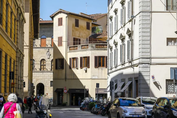 Florencja Włochy Kwietnia 2023 Ulica Pomiędzy Budynkami Starego Miasta Zaparkowane — Zdjęcie stockowe