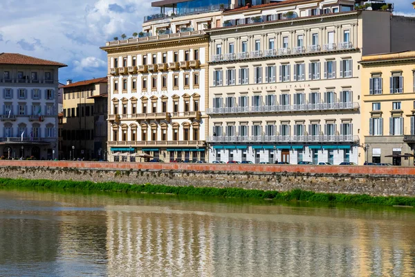 2023年4月15日 意大利佛罗伦萨 位于阿尔诺河岸的两座大楼中的两家酒店毗邻而居 沿河筑起了坚固的防洪堤 — 图库照片