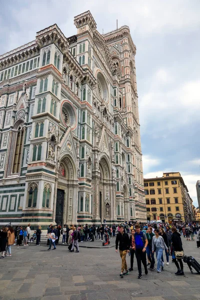 イタリア フィレンツェ 2023年4月18日 多くの人がデュオモフローレンス大聖堂の前に広場を歩いています それは観光客によって街で最も訪問された場所の1つです — ストック写真