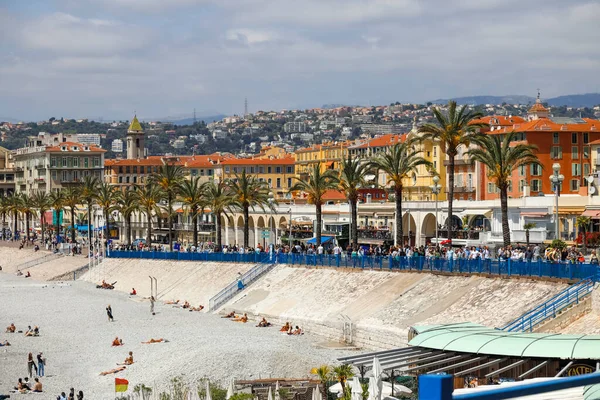 ニース フランス 2023年4月28日 海を見下ろす地中海建築 海辺の遊歩道とヤシの木の列がビーチに沿って伸びています — ストック写真
